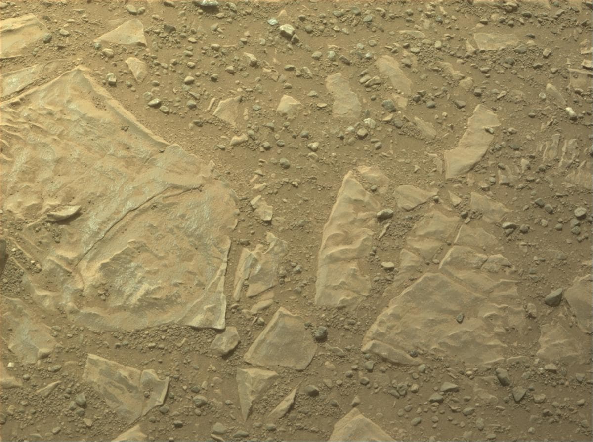 Foto de Marte da câmera FRONT_HAZCAM_RIGHT_A