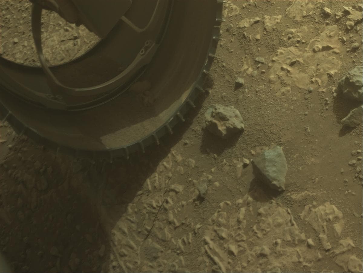 Foto de Marte da câmera FRONT_HAZCAM_LEFT_A