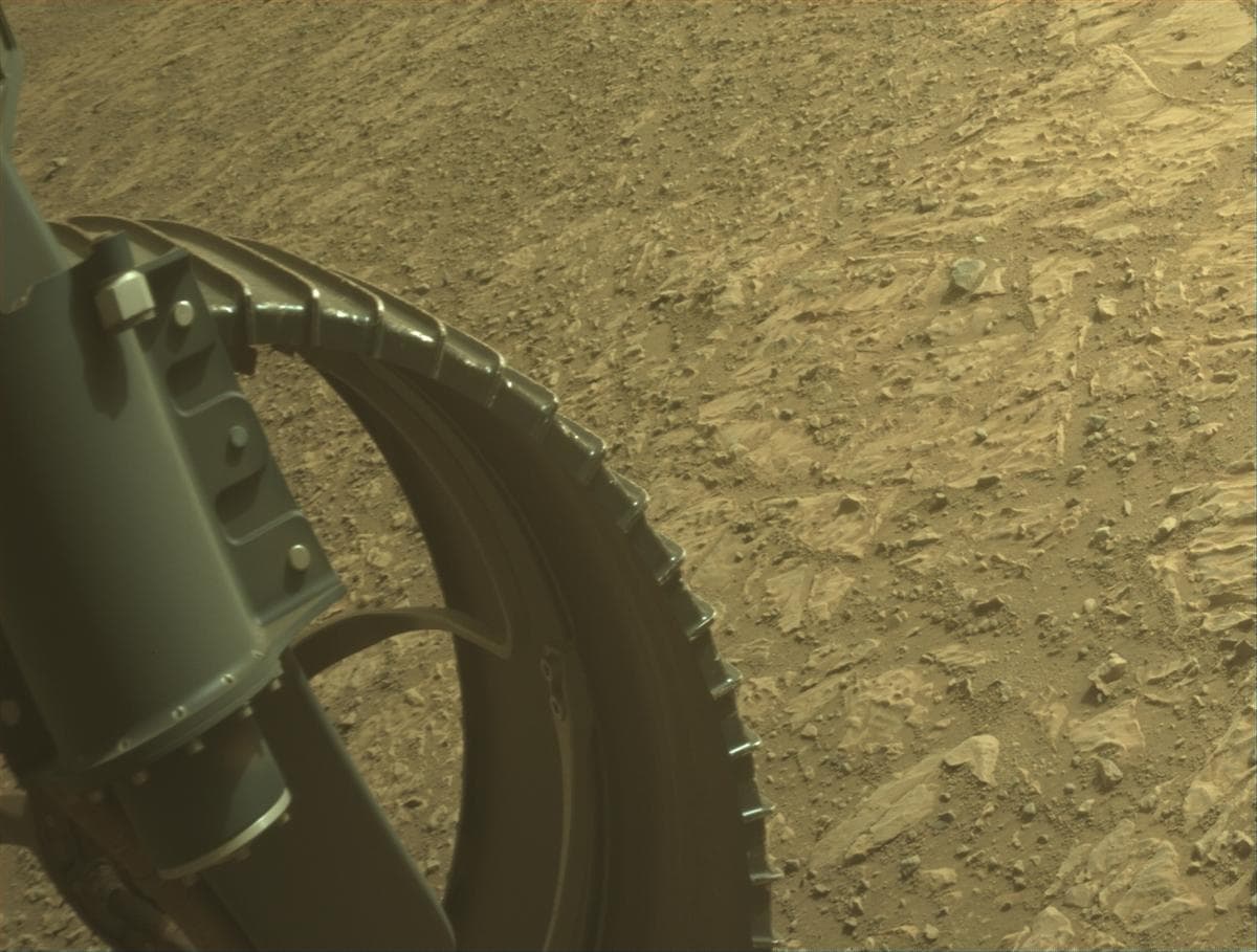 Foto de Marte da câmera FRONT_HAZCAM_LEFT_A