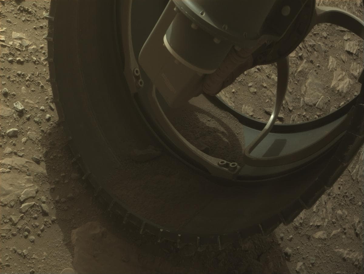 Foto de Marte da câmera FRONT_HAZCAM_RIGHT_A