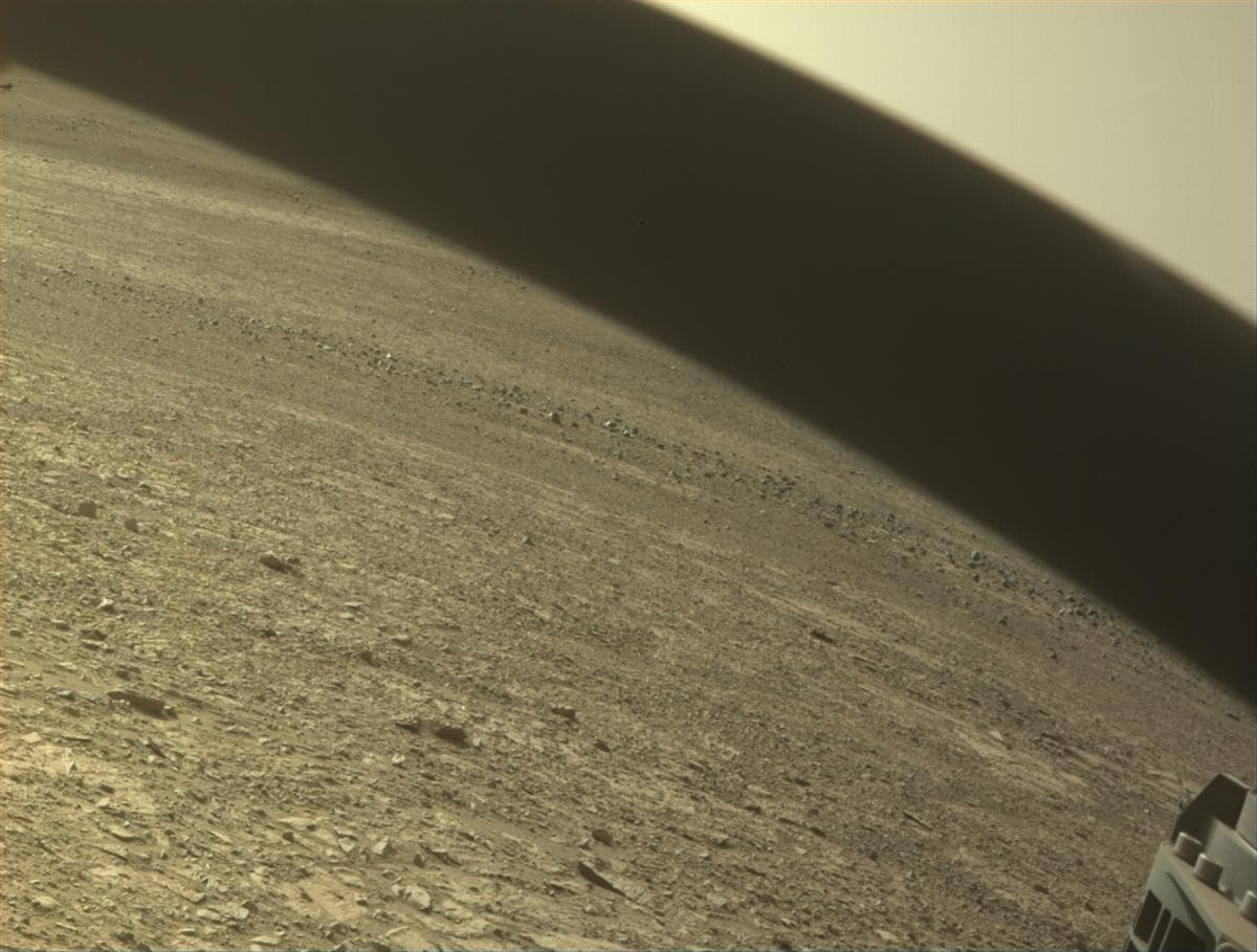 Foto de Marte da câmera FRONT_HAZCAM_RIGHT_A