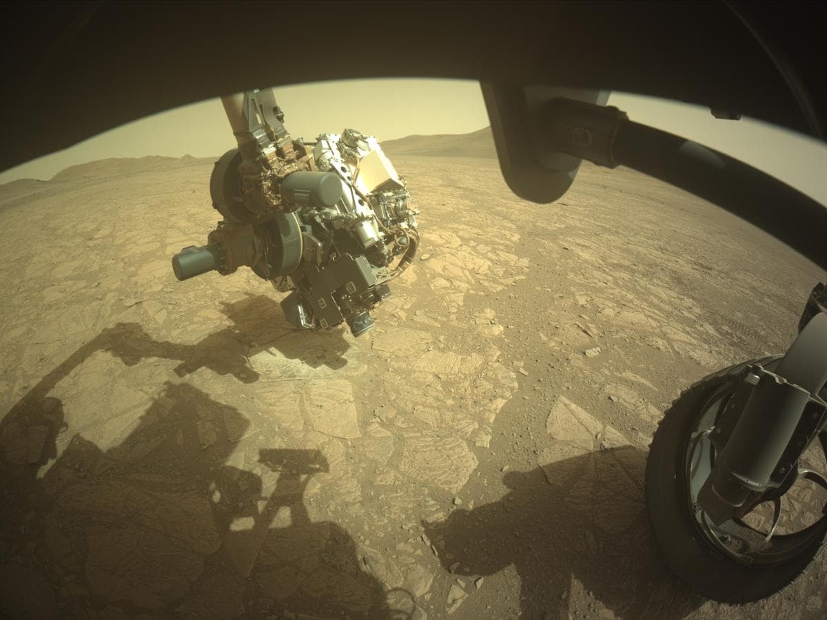 Foto de Marte da câmera FRONT_HAZCAM_RIGHT_A