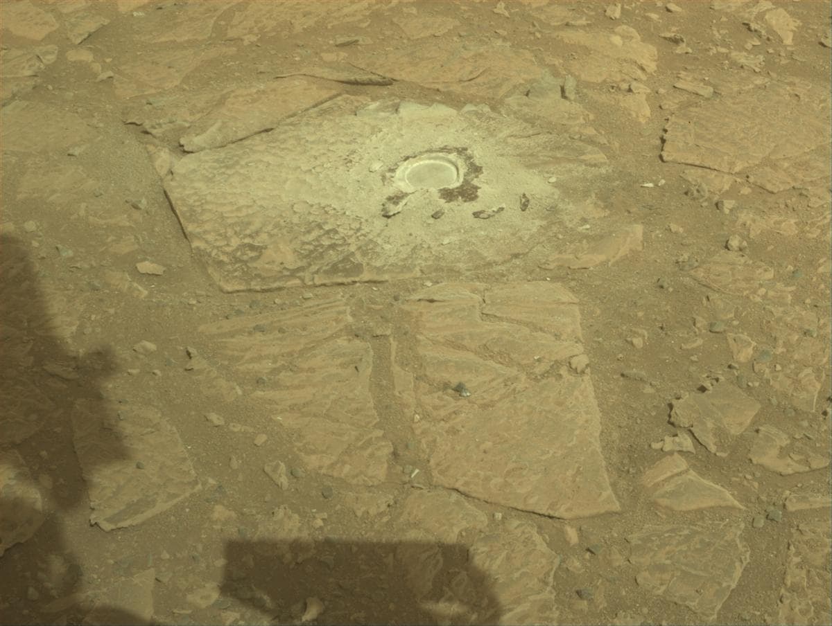 Foto de Marte da câmera FRONT_HAZCAM_RIGHT_A