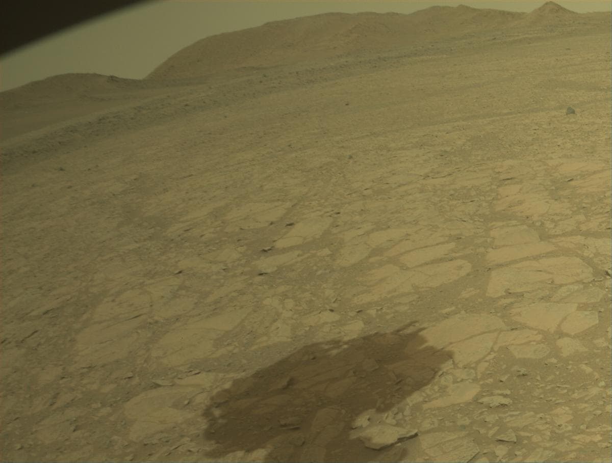 Foto de Marte da câmera FRONT_HAZCAM_RIGHT_A