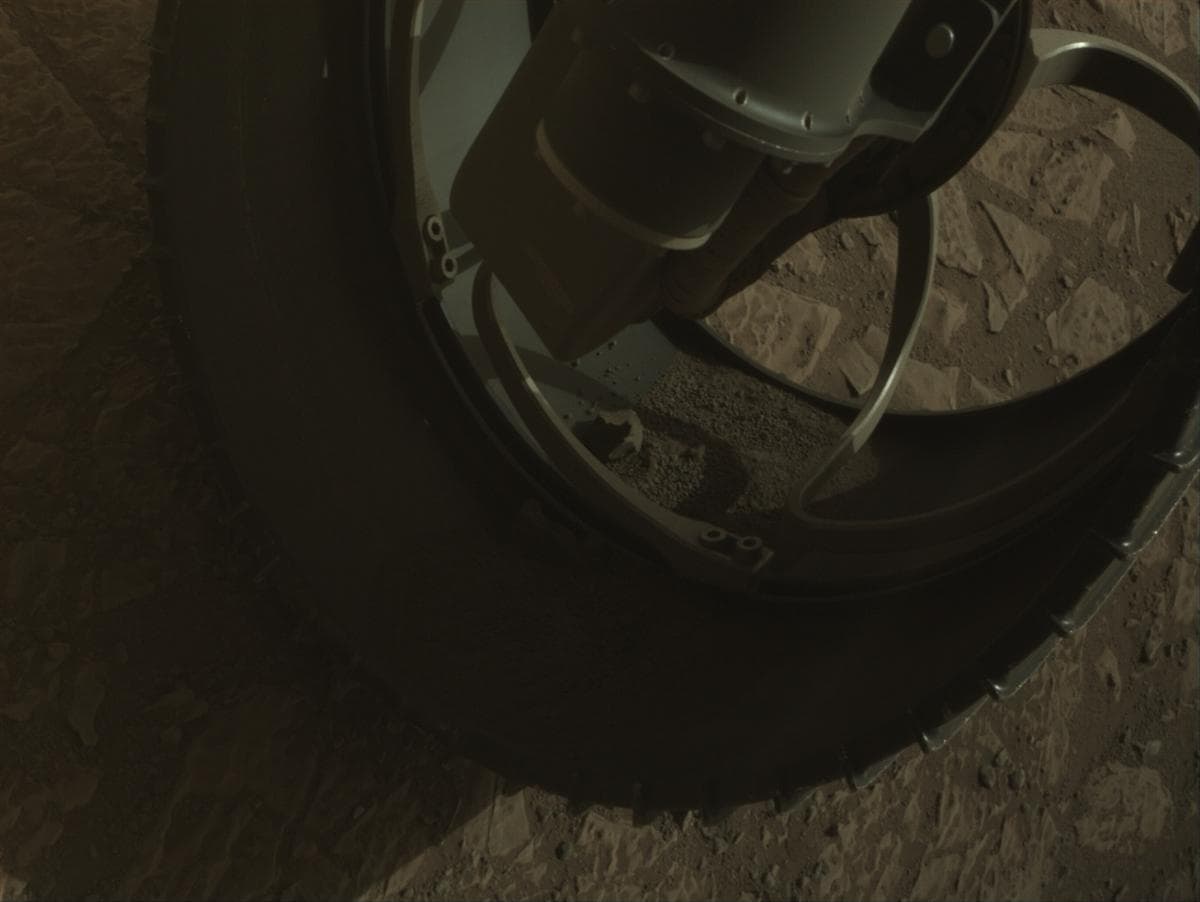 Foto de Marte da câmera FRONT_HAZCAM_RIGHT_A