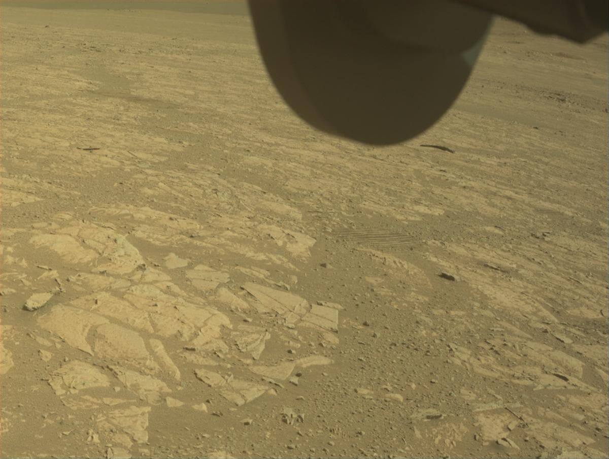 Foto de Marte da câmera FRONT_HAZCAM_RIGHT_A