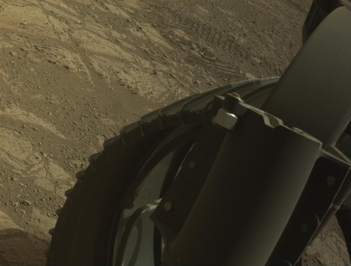 Foto de Marte da câmera FRONT_HAZCAM_RIGHT_A