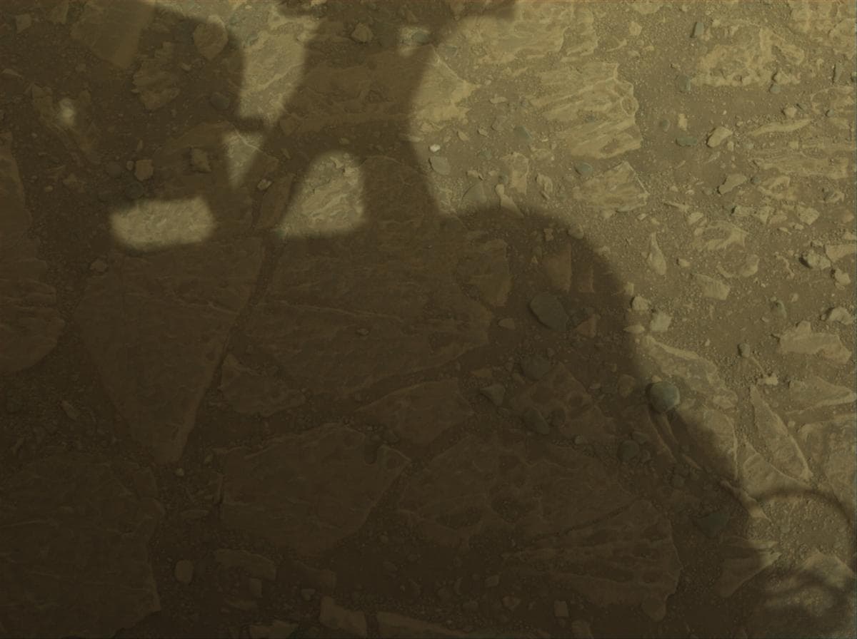 Foto de Marte da câmera FRONT_HAZCAM_RIGHT_A