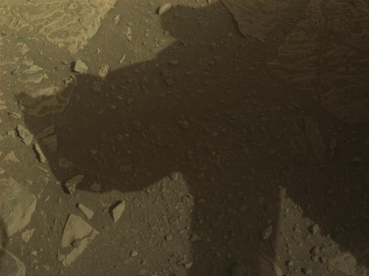 Foto de Marte da câmera FRONT_HAZCAM_RIGHT_A