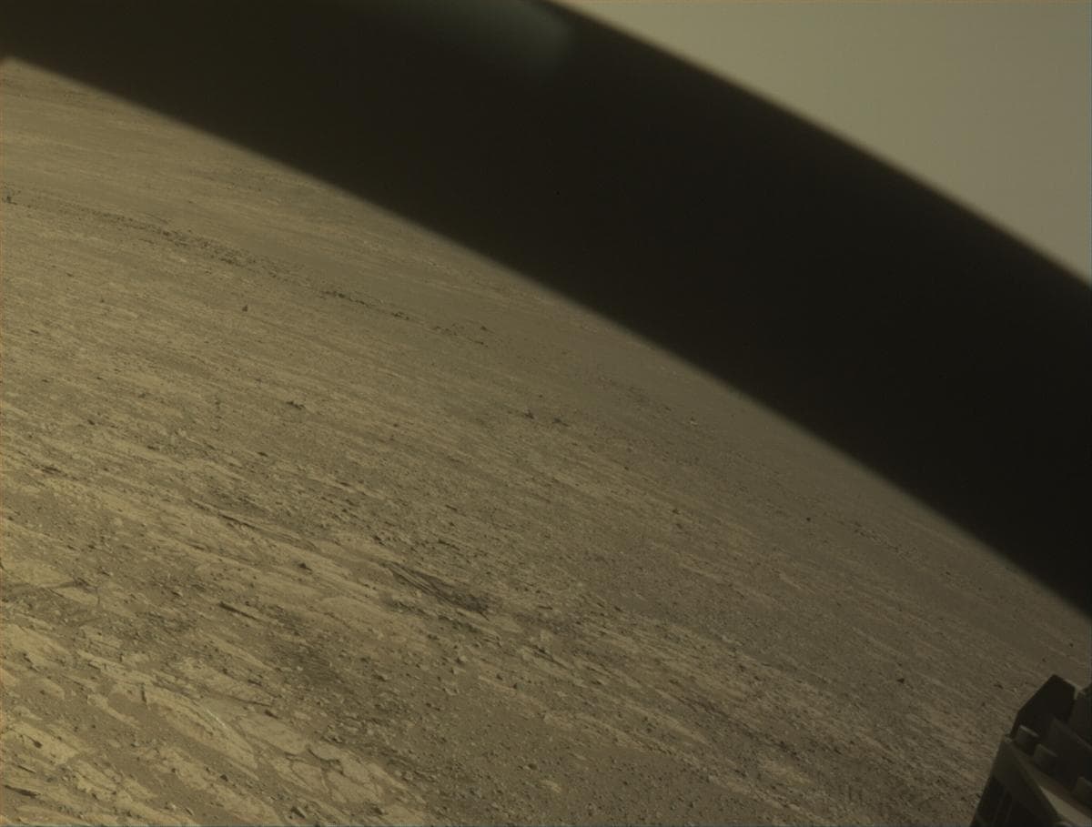 Foto de Marte da câmera FRONT_HAZCAM_RIGHT_A