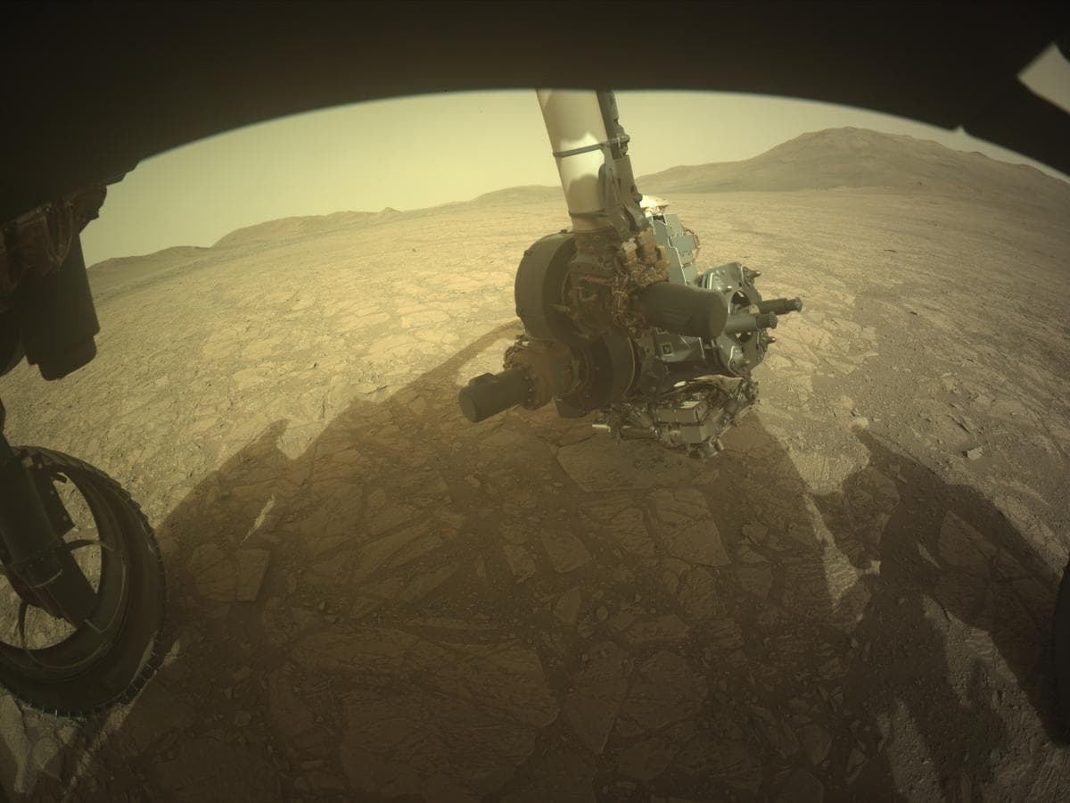 Foto de Marte da câmera FRONT_HAZCAM_LEFT_A