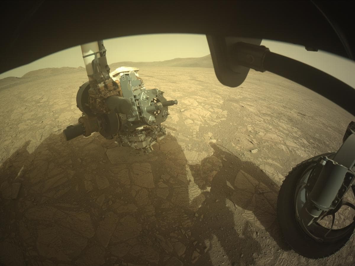 Foto de Marte da câmera FRONT_HAZCAM_RIGHT_A