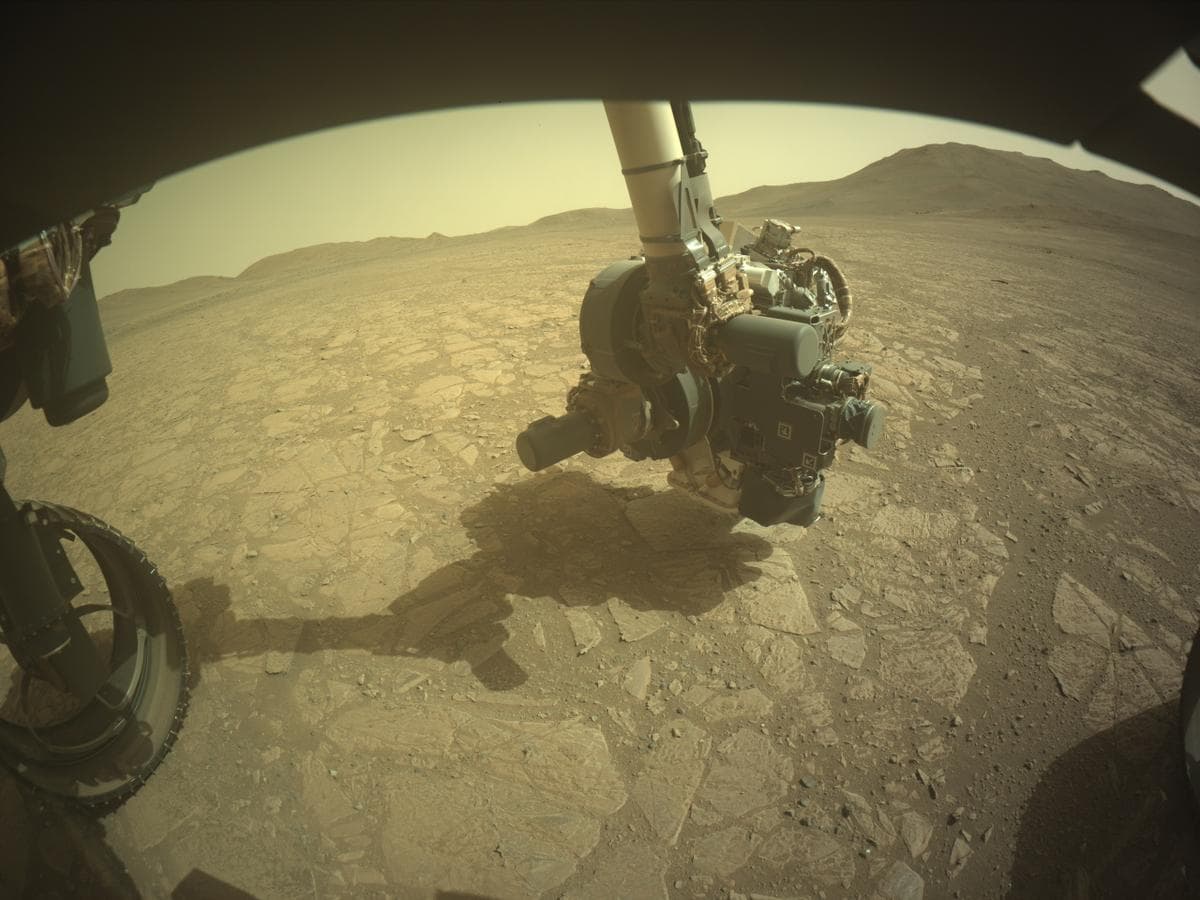 Foto de Marte da câmera FRONT_HAZCAM_LEFT_A