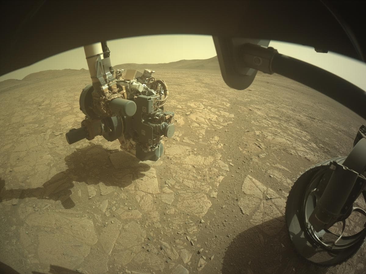 Foto de Marte da câmera FRONT_HAZCAM_RIGHT_A