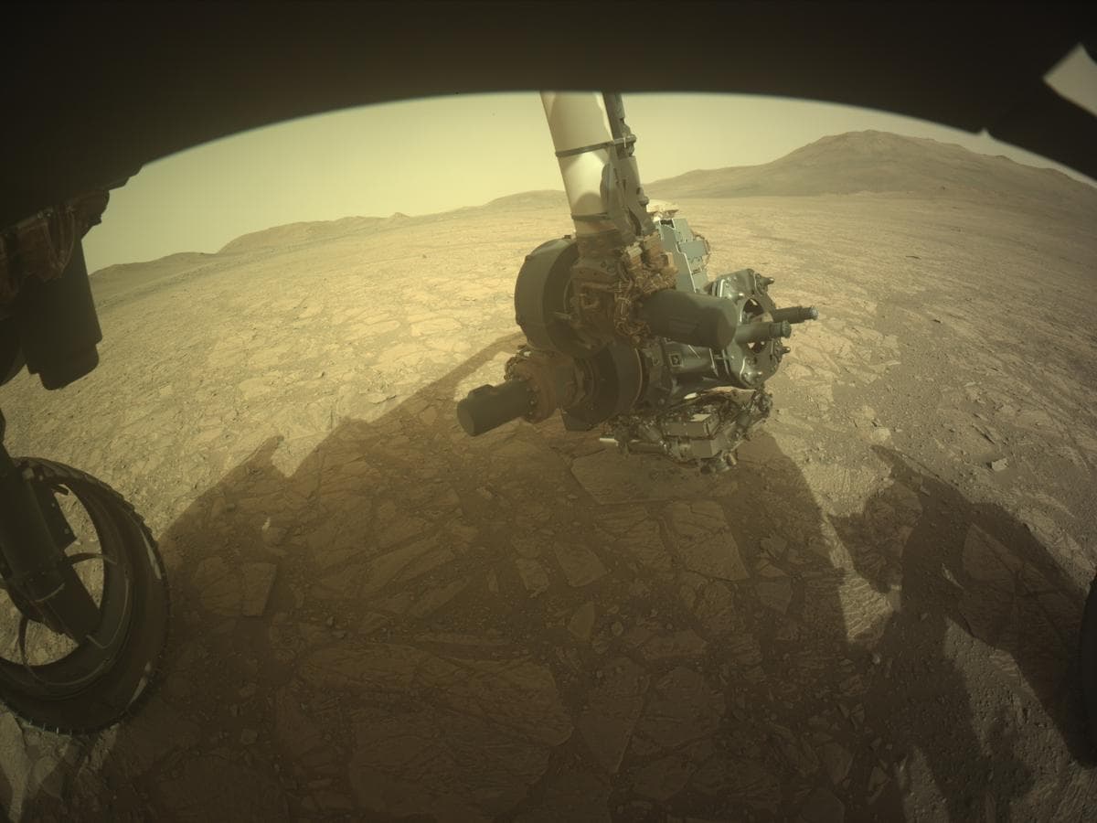 Foto de Marte da câmera FRONT_HAZCAM_LEFT_A