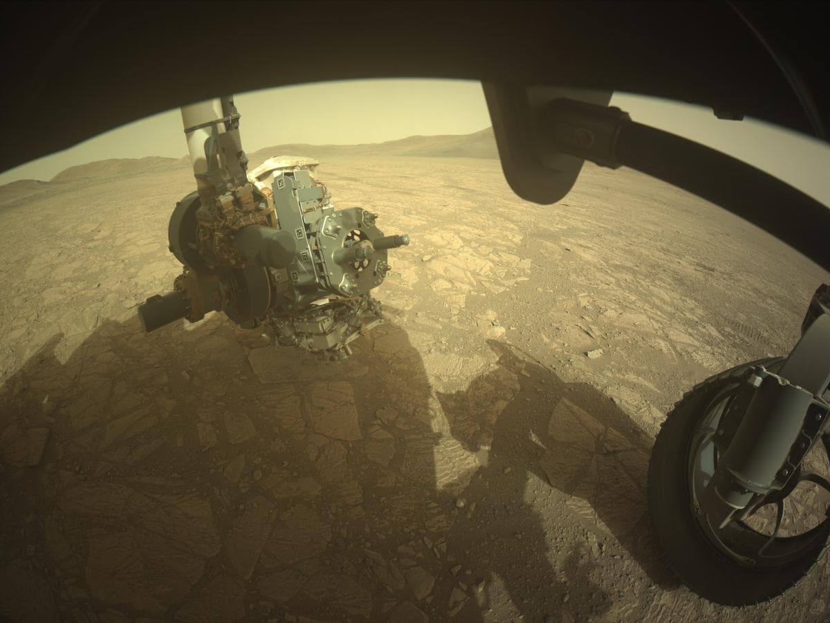 Foto de Marte da câmera FRONT_HAZCAM_RIGHT_A