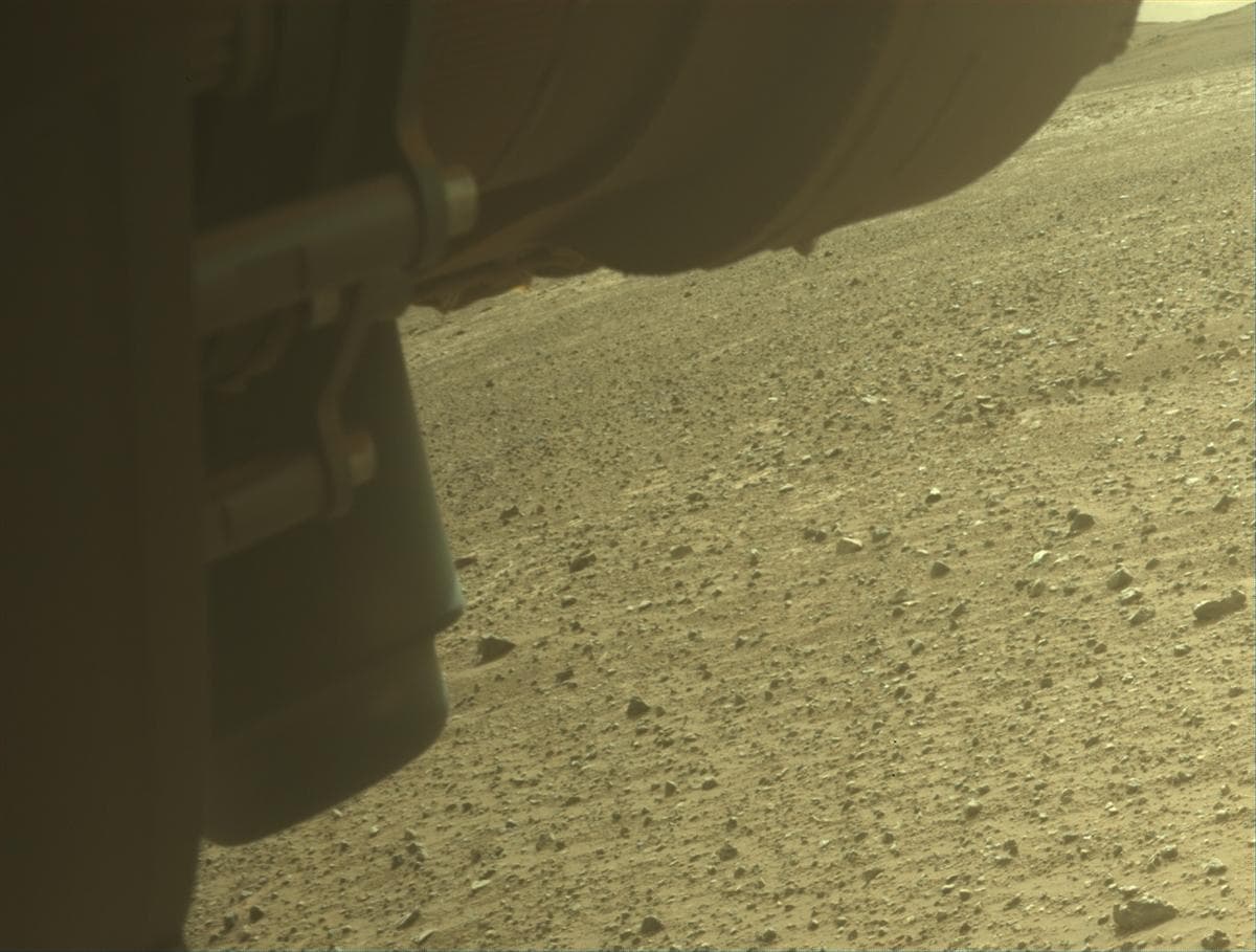 Foto de Marte da câmera FRONT_HAZCAM_LEFT_A