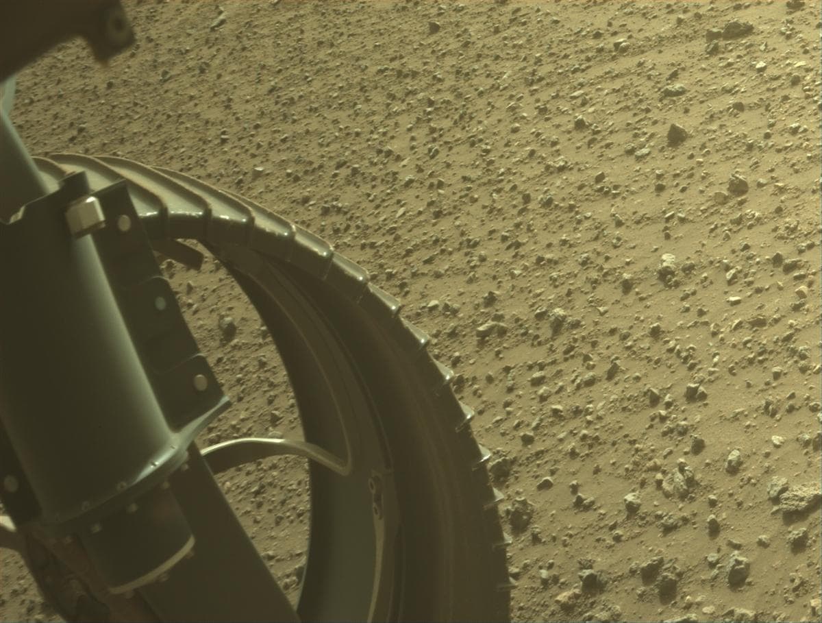 Foto de Marte da câmera FRONT_HAZCAM_LEFT_A