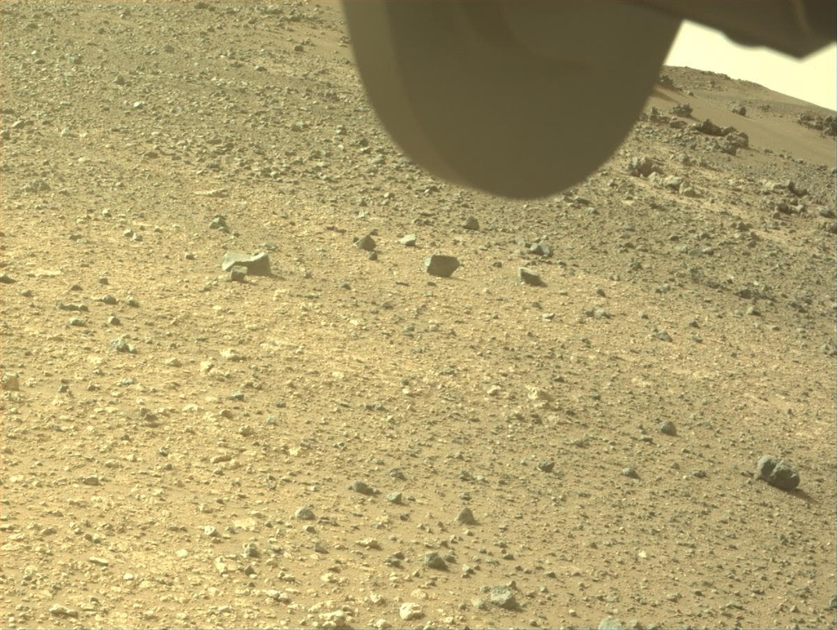Foto de Marte da câmera FRONT_HAZCAM_RIGHT_A