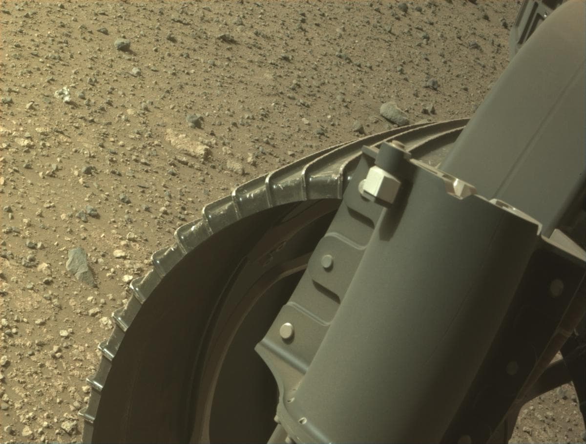 Foto de Marte da câmera FRONT_HAZCAM_RIGHT_A