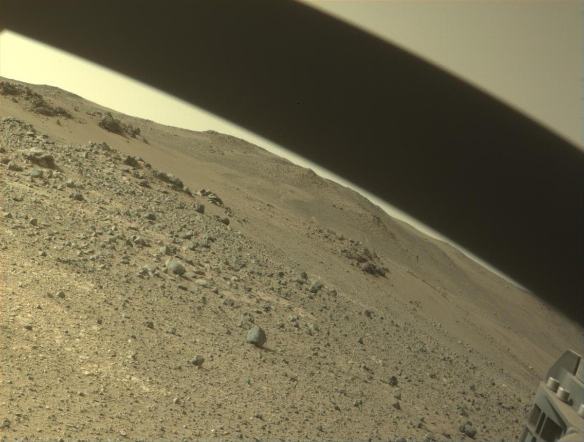 Foto de Marte da câmera FRONT_HAZCAM_RIGHT_A