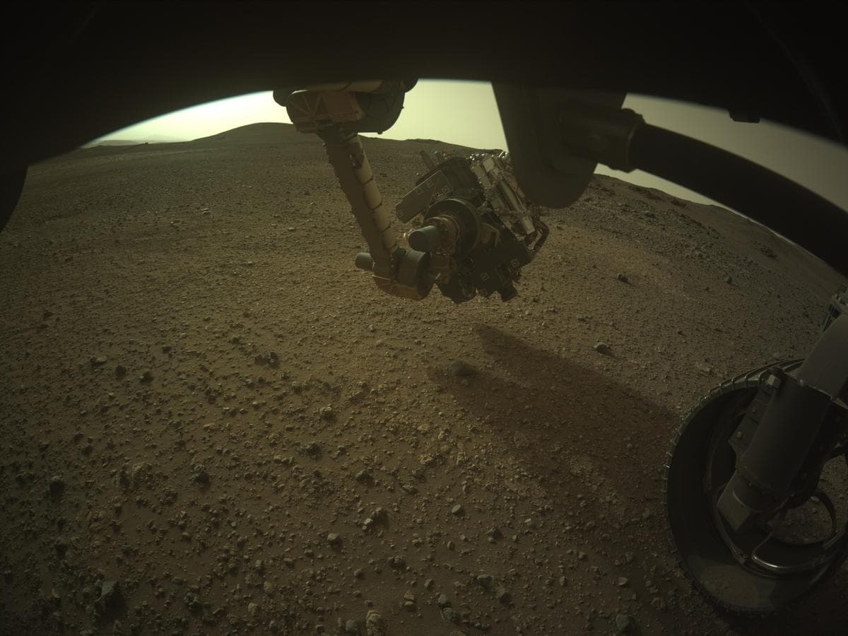 Foto de Marte da câmera FRONT_HAZCAM_RIGHT_A
