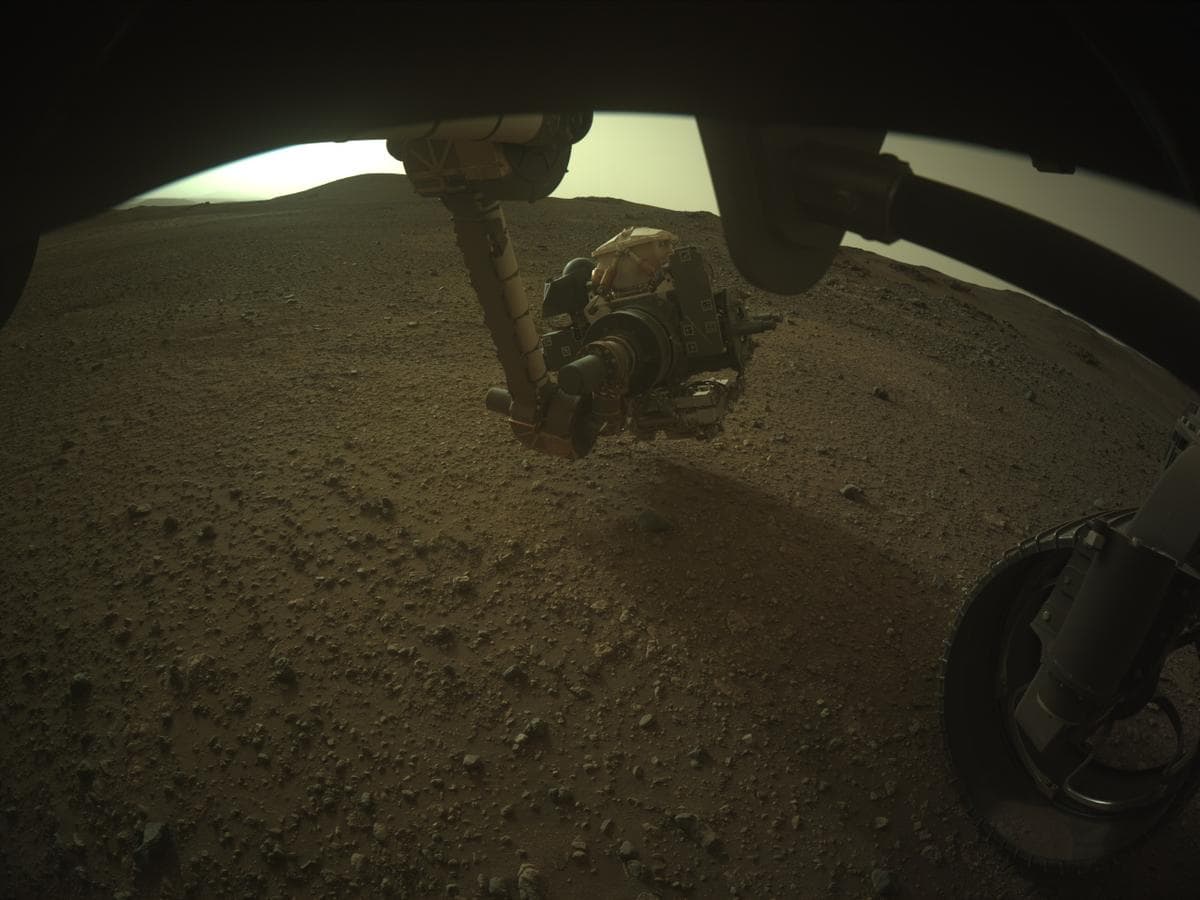 Foto de Marte da câmera FRONT_HAZCAM_RIGHT_A
