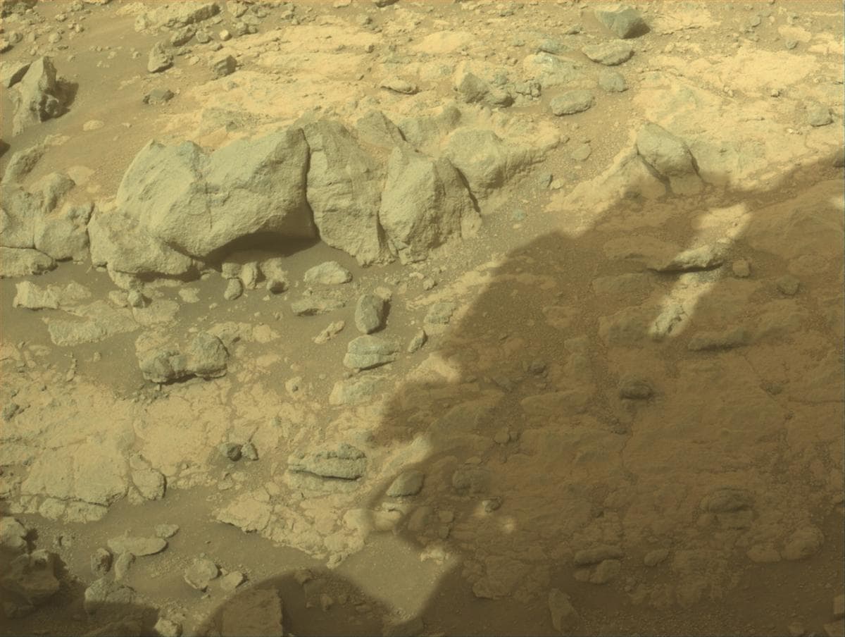 Foto de Marte da câmera FRONT_HAZCAM_LEFT_A