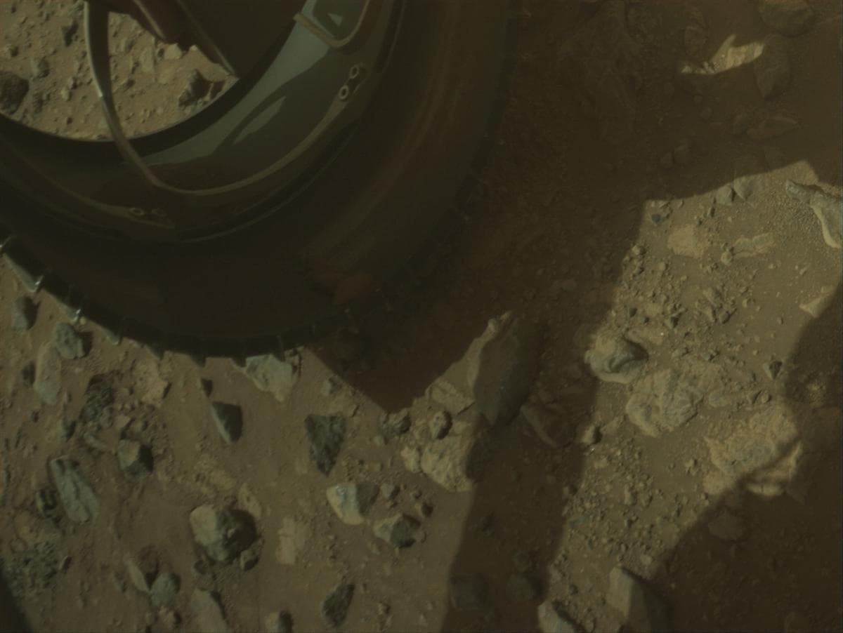 Foto de Marte da câmera FRONT_HAZCAM_LEFT_A