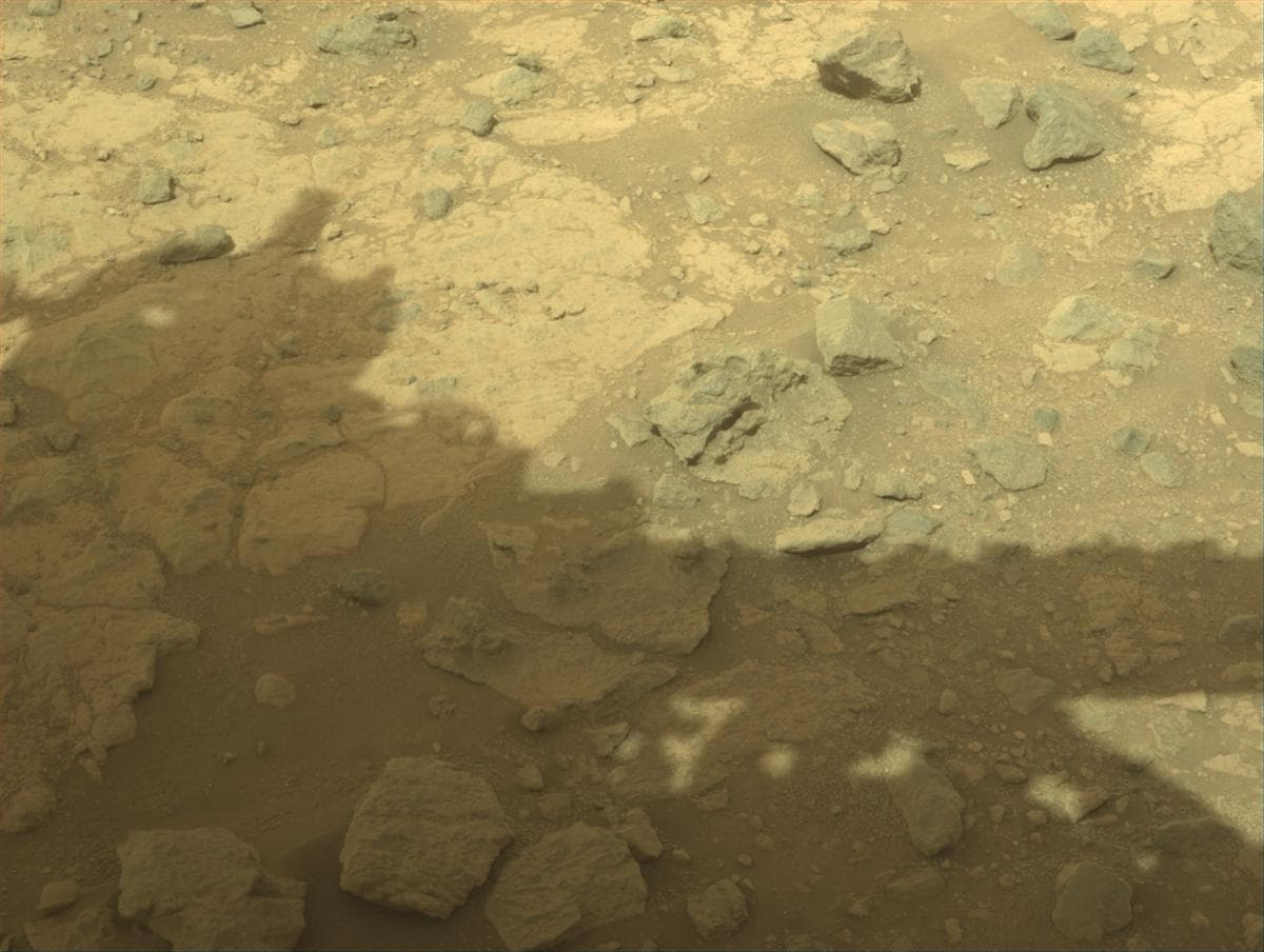 Foto de Marte da câmera FRONT_HAZCAM_RIGHT_A