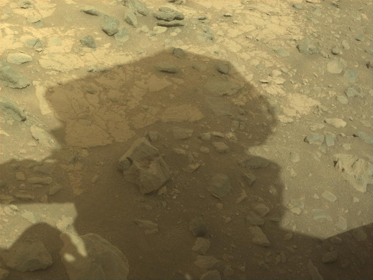 Foto de Marte da câmera FRONT_HAZCAM_RIGHT_A
