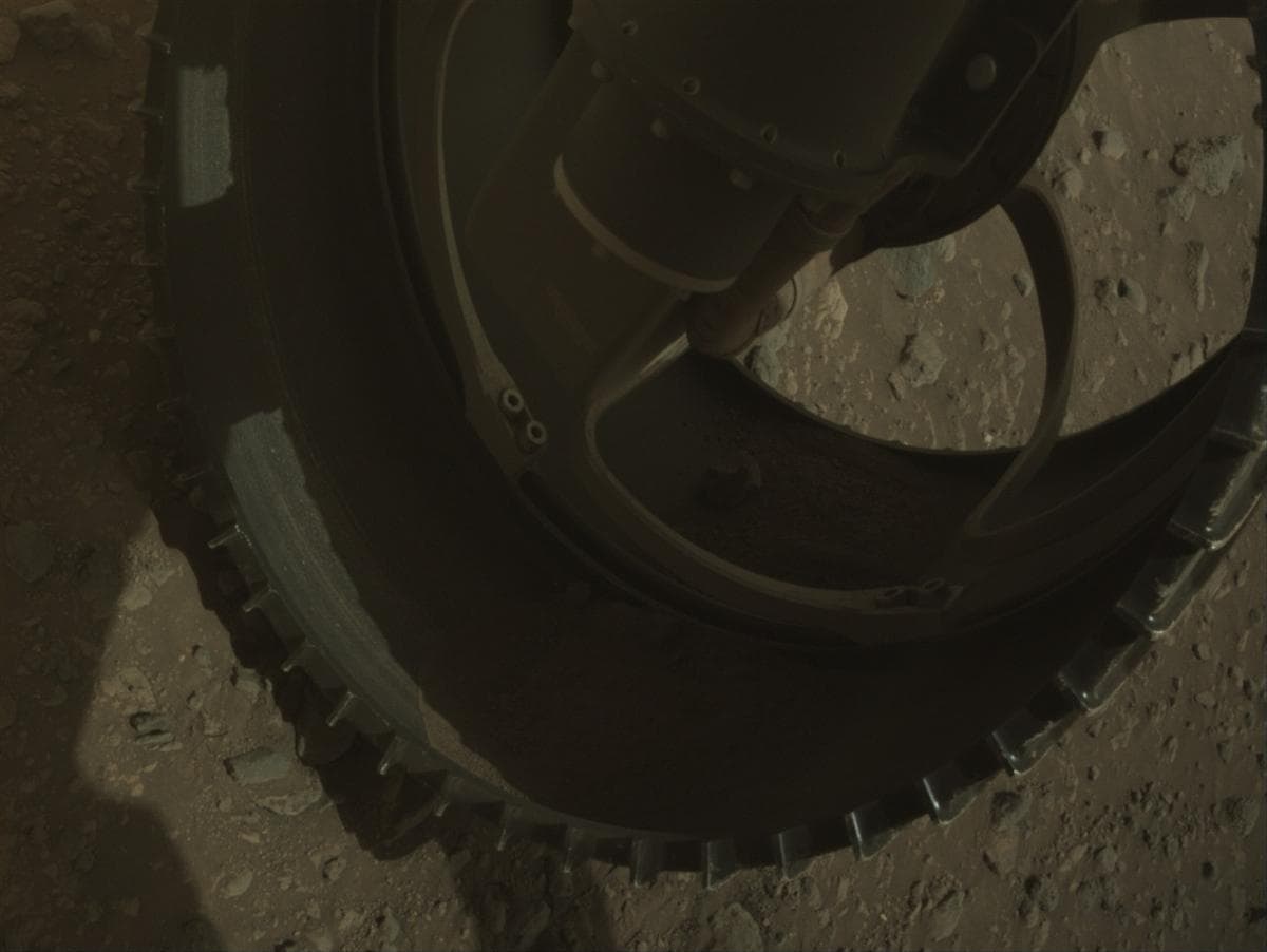 Foto de Marte da câmera FRONT_HAZCAM_RIGHT_A