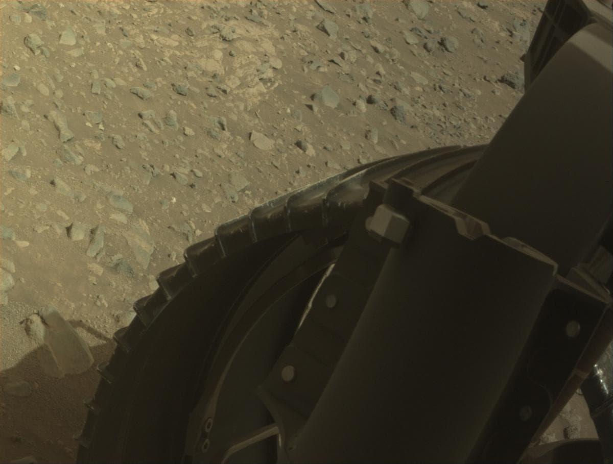 Foto de Marte da câmera FRONT_HAZCAM_RIGHT_A