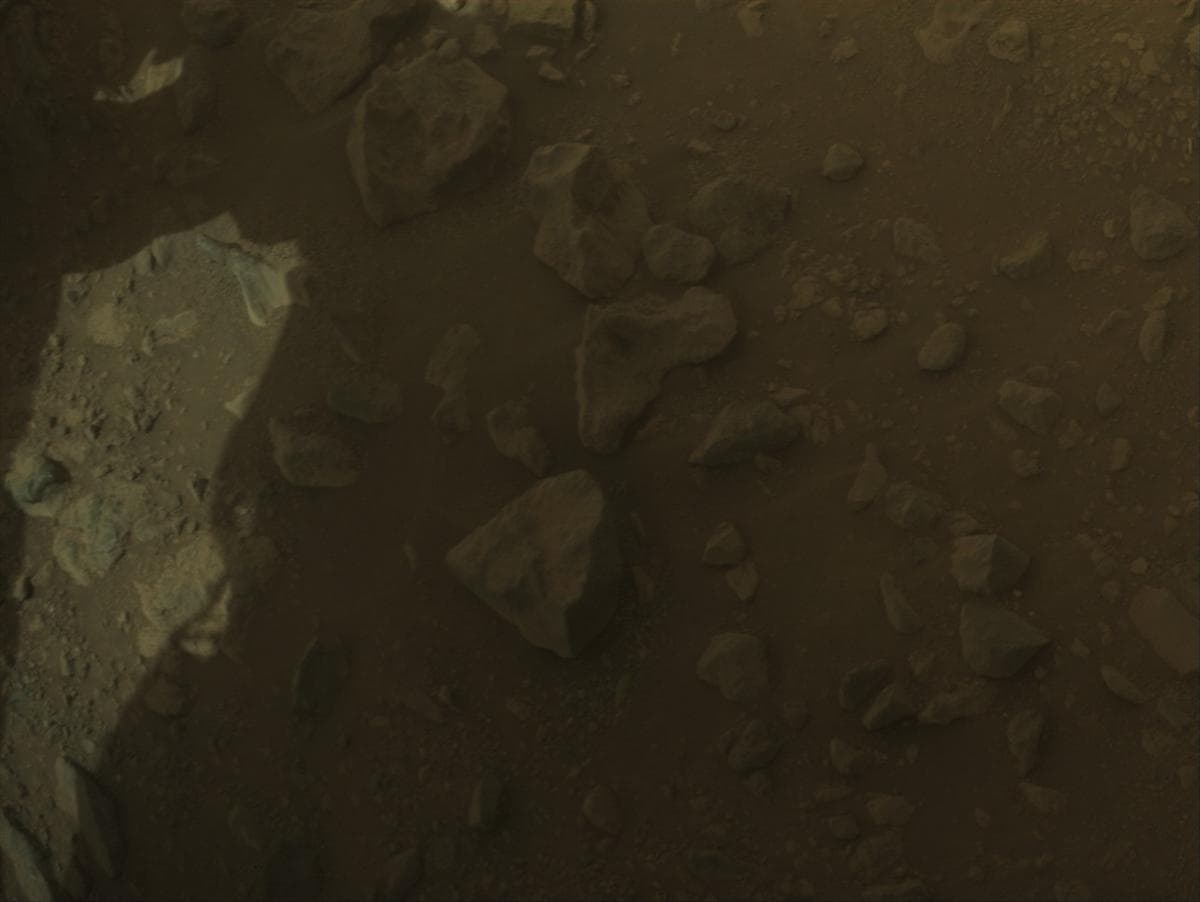 Foto de Marte da câmera FRONT_HAZCAM_RIGHT_A