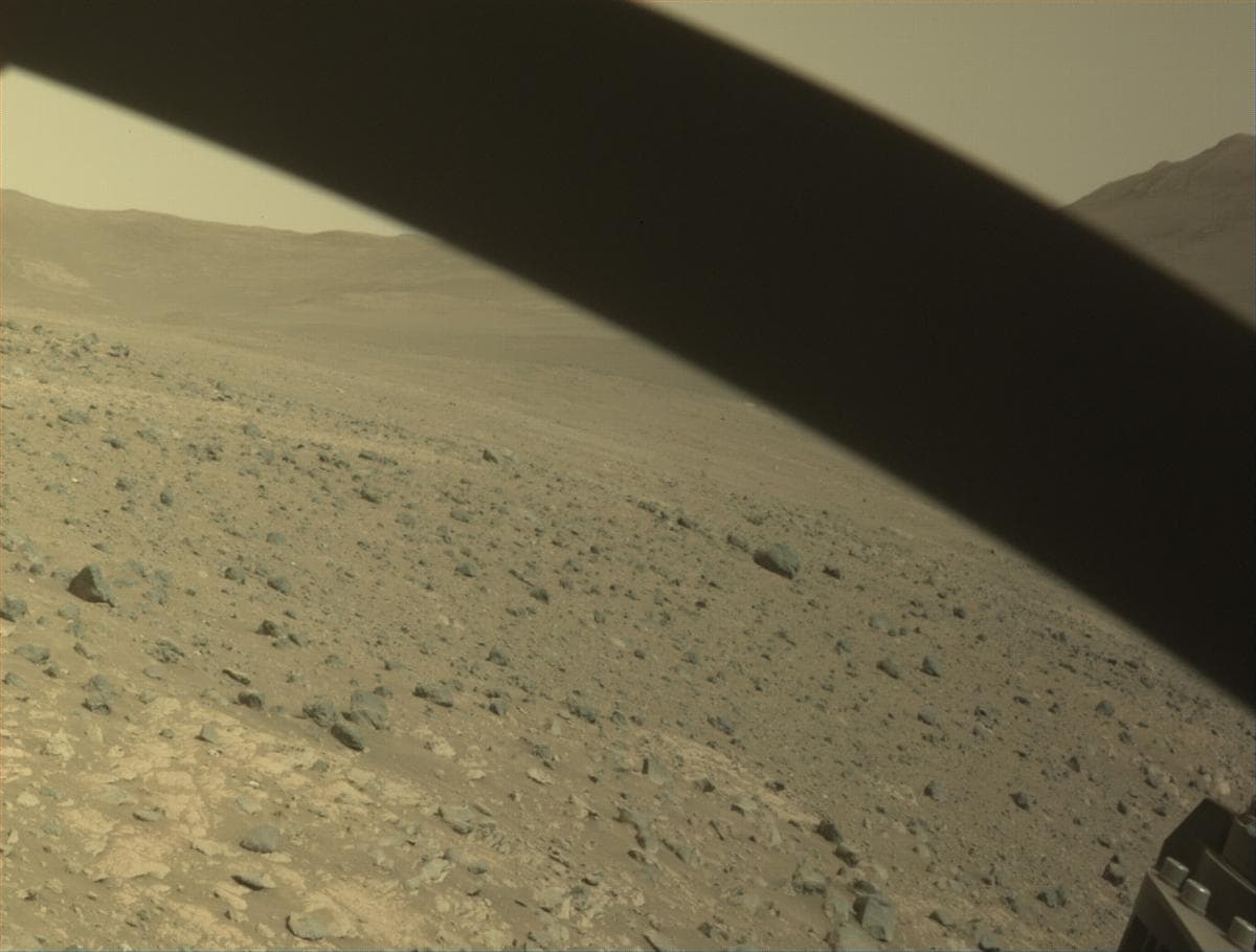 Foto de Marte da câmera FRONT_HAZCAM_RIGHT_A