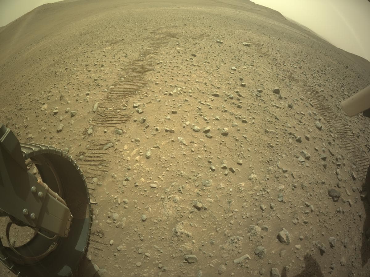Foto de Marte da câmera REAR_HAZCAM_LEFT