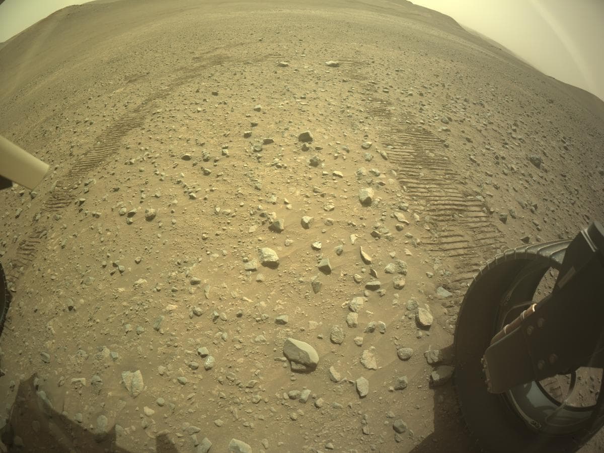 Foto de Marte da câmera REAR_HAZCAM_RIGHT