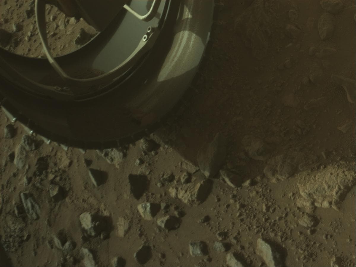 Foto de Marte da câmera FRONT_HAZCAM_LEFT_A