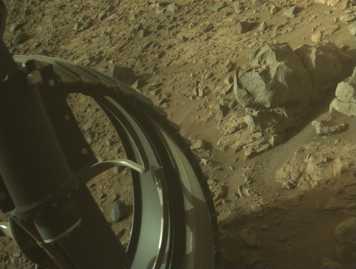 Foto de Marte da câmera FRONT_HAZCAM_LEFT_A