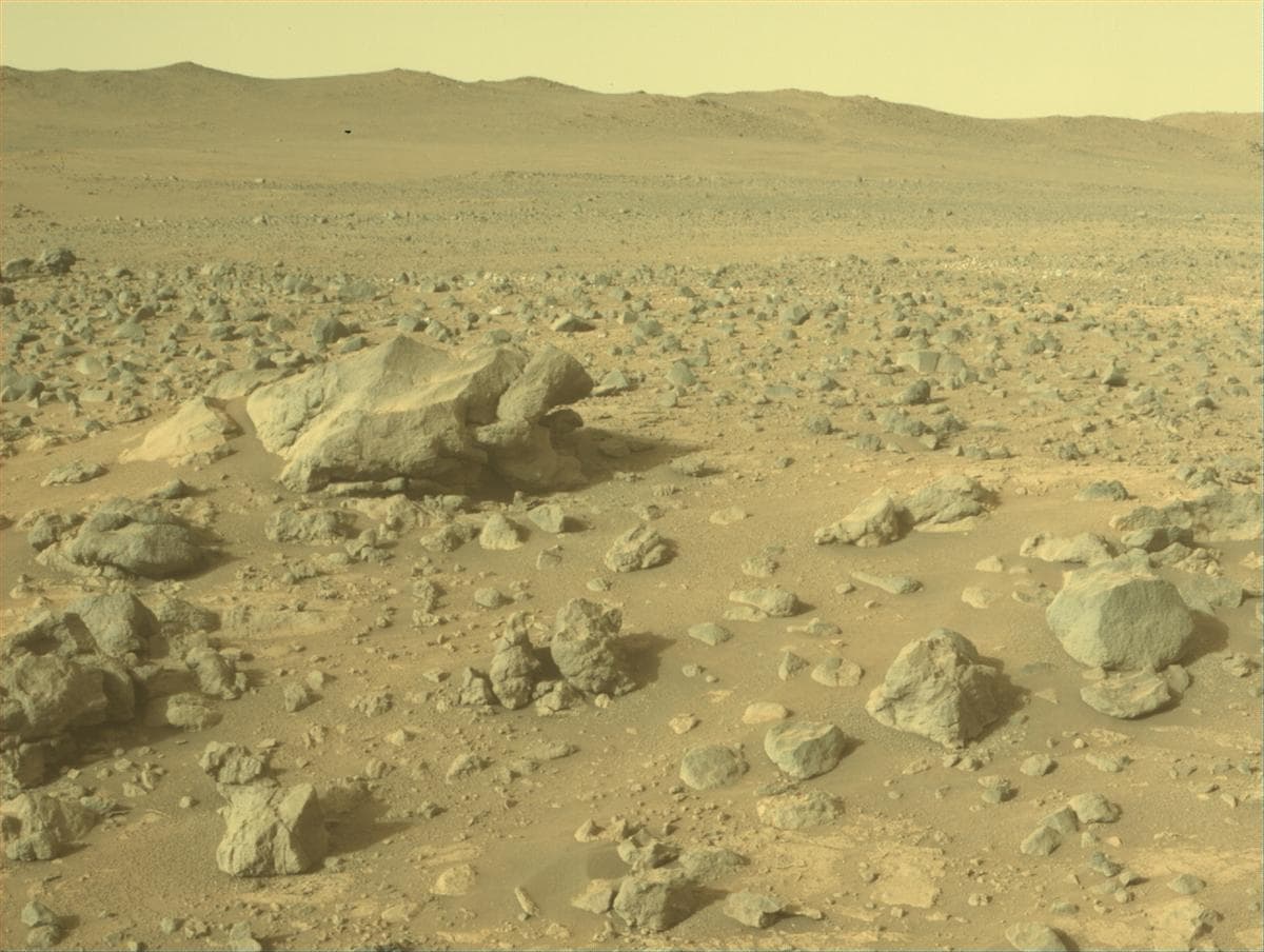 Foto de Marte da câmera FRONT_HAZCAM_RIGHT_A