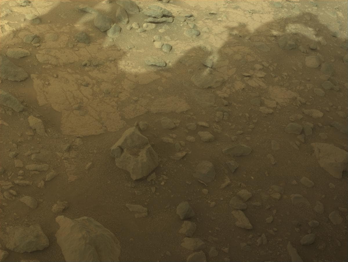 Foto de Marte da câmera FRONT_HAZCAM_RIGHT_A