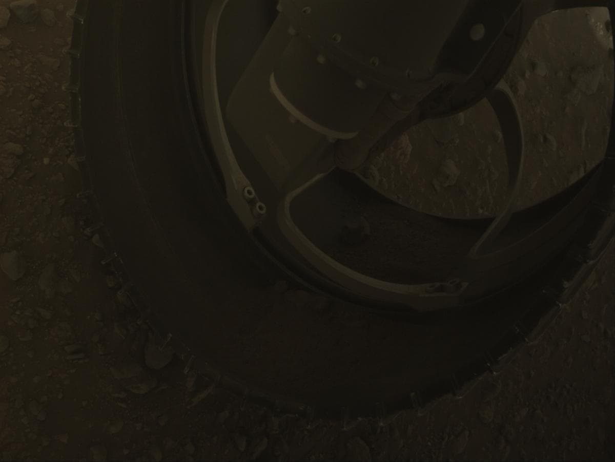 Foto de Marte da câmera FRONT_HAZCAM_RIGHT_A