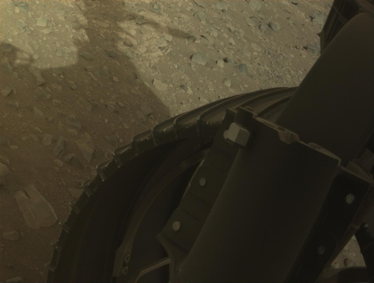 Foto de Marte da câmera FRONT_HAZCAM_RIGHT_A