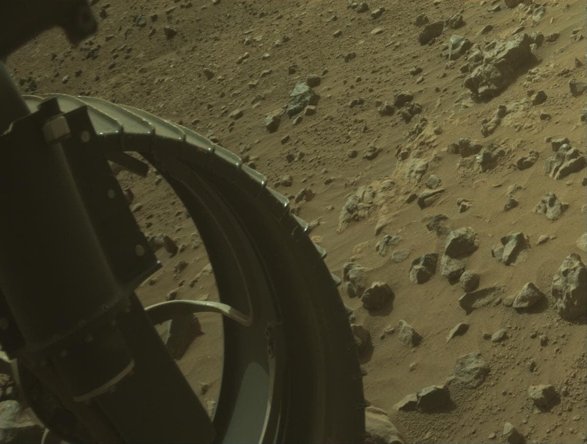 Foto de Marte da câmera FRONT_HAZCAM_LEFT_A