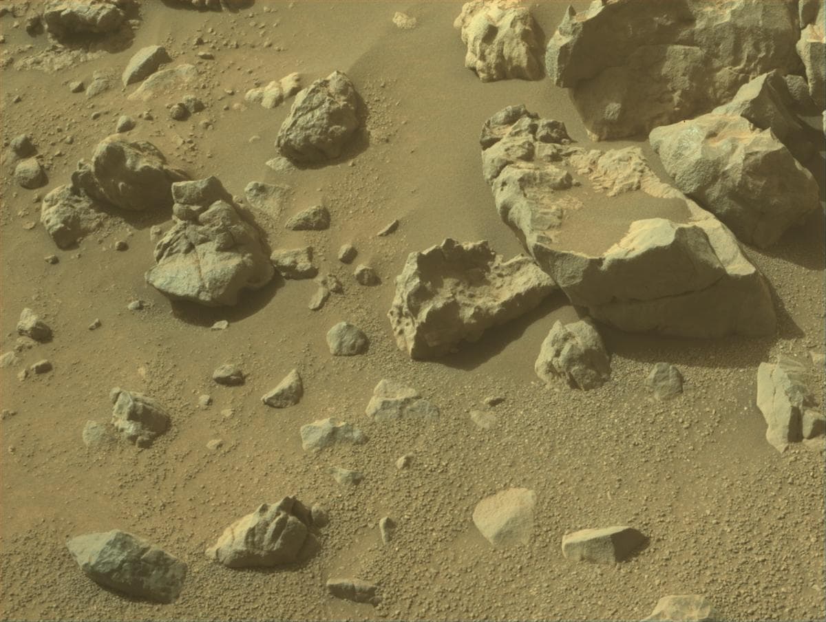 Foto de Marte da câmera FRONT_HAZCAM_RIGHT_A