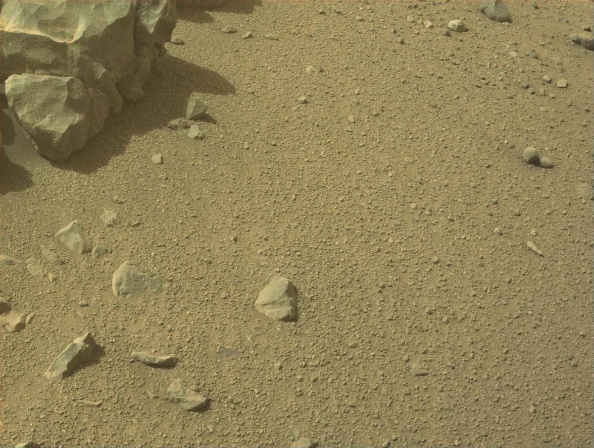 Foto de Marte da câmera FRONT_HAZCAM_RIGHT_A