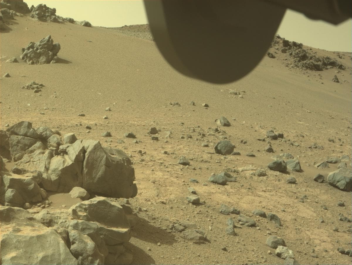 Foto de Marte da câmera FRONT_HAZCAM_RIGHT_A