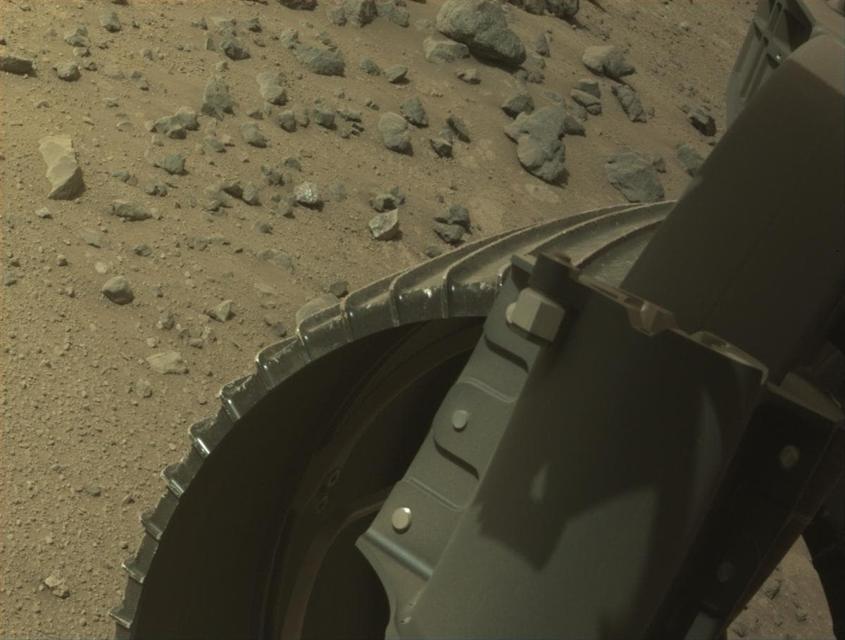 Foto de Marte da câmera FRONT_HAZCAM_RIGHT_A