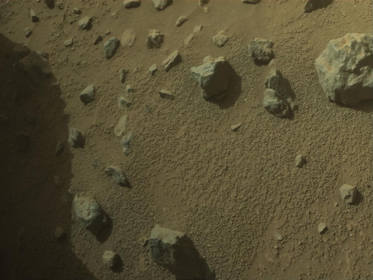 Foto de Marte da câmera FRONT_HAZCAM_RIGHT_A