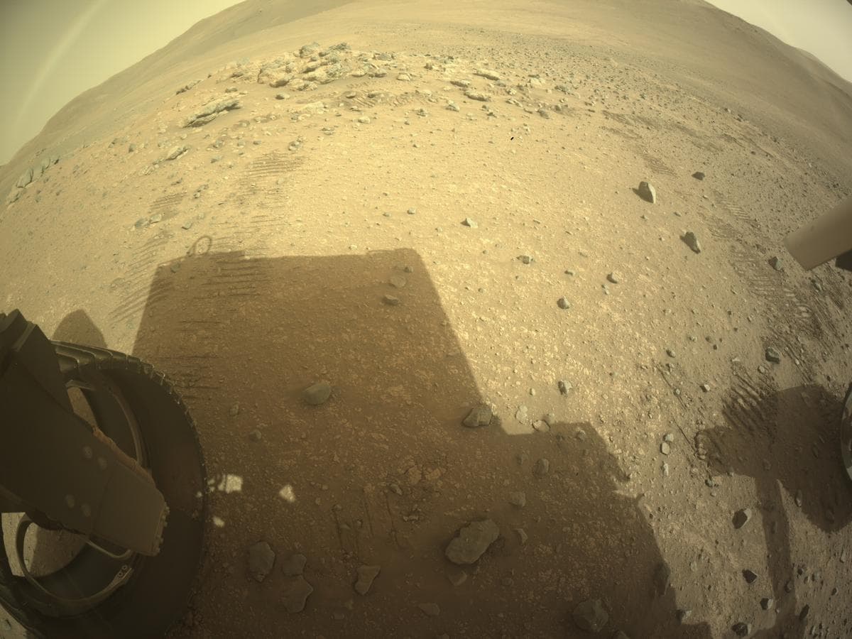 Foto de Marte da câmera REAR_HAZCAM_LEFT